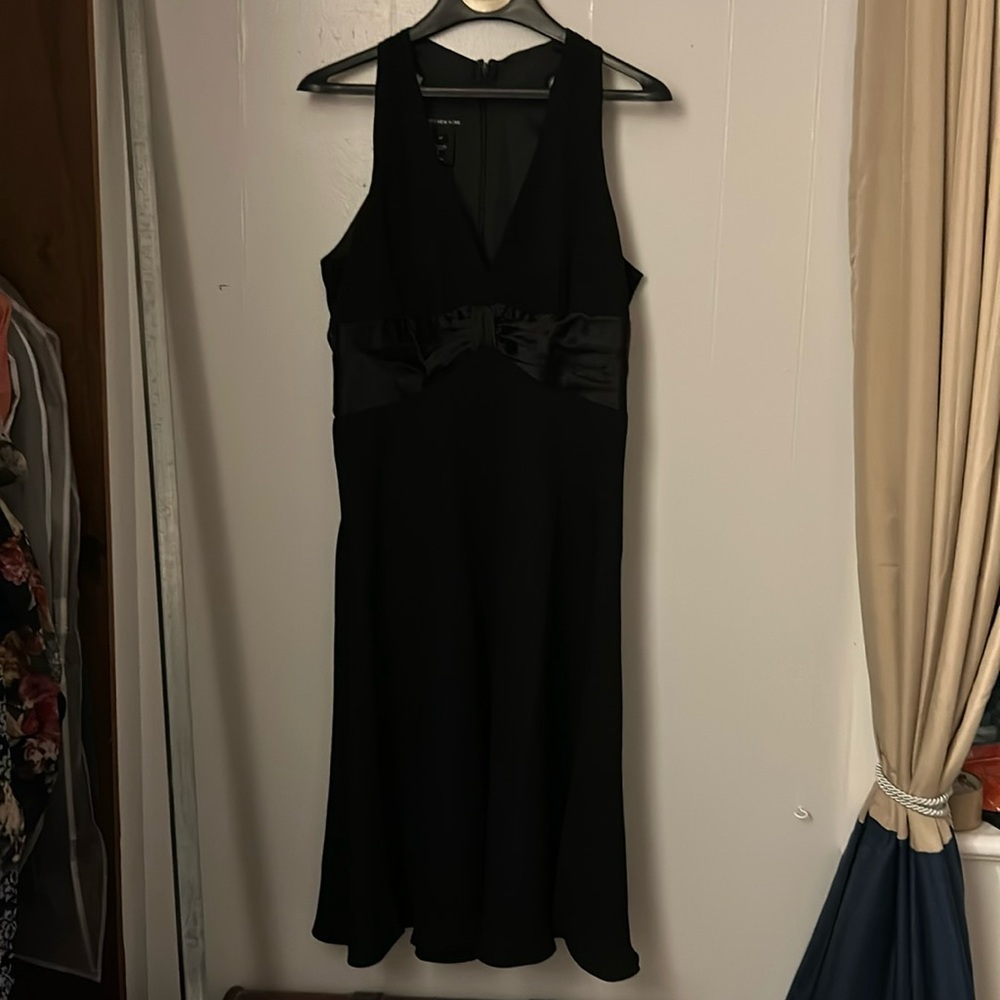 Misses dress, sleeveless, with a silk mid. Never worn, bo tags
